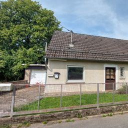 Stark sanierungsbedürftiges Einfamilienhaus in ruhiger Höhenlage mit herrlichem Fernblick!