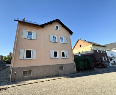 Charmantes Zweifamilienhaus mit Potenzial: Einseitig angebautes Objekt für Renovierungsfreunde!