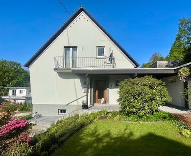 Freistehendes Einfamilienhaus mit Garten, 2 Garagen  und  Carport  Perfekt für kleine Familie oder Paar