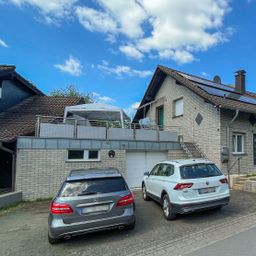 Gepflegtes, verklinkertes Zweifamilienhaus mit zwei Garagen und PV-Anlage in Hennef-Blankenberg!
