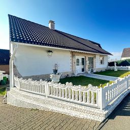 Geräumiges Ein-/Mehrgenerationenhaus  mit Garage in Randlage von Malberg!