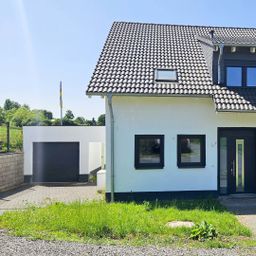 ***PREISREDUZIERUNG***Traumhaftes Wohnen in familienfreundlicher Lage! Attraktive „Neubau“ Doppelhaushälfte mit Garten!