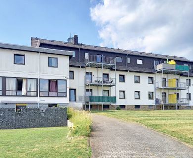 Helle 2 Zimmer Wohnung (Hochpaterre) zur Miete mit Balkon in ruhiger Wohngegend!