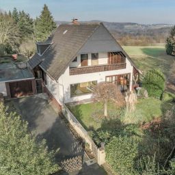 Rohdiamant mit Potenzial: Entkerntes Haus mit viel Platz für Mensch & Tier. 5686 m² Grundstück!