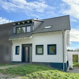 ***PREISREDUZIERUNG***Neubau mit viel Potential! Attraktive Doppelhaushälfte mit Garten in idyllischer Lage von Windeck!