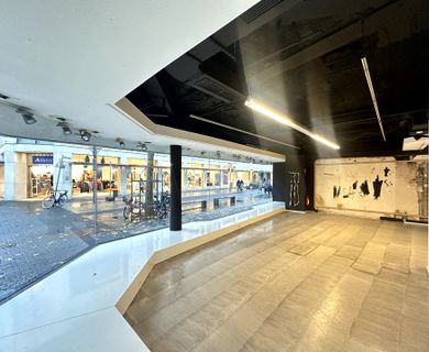 FUßGÄNGERZONE KREFELDS: MODERNE 96M² GROßE GESCHÄFTSFLÄCHE ZU MIETEN!