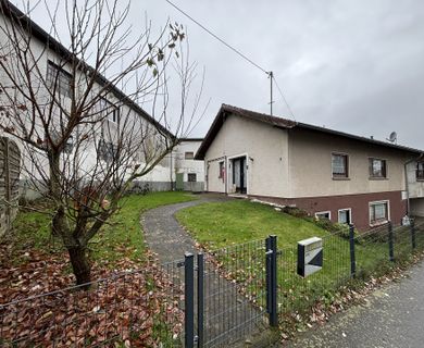 Einfamilienhaus mit Einliegerwohnung, großem Garten und einer weitläufigen Aussicht!
