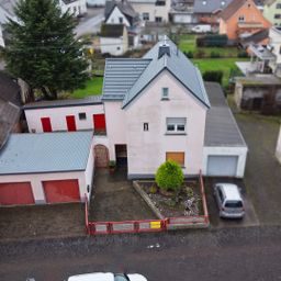 Gepflegtes Einfamilienhaus mit Doppelgarage und großem Grundstück in Hundsangen!