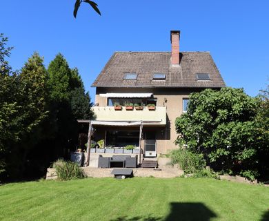 Rheindorf-Süd: Immobilienpaket aus 4-Familienhaus + 2-Familienhaus + 2 Garagen