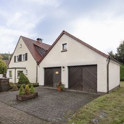 Platz für Wohnen, Arbeiten und Generationen: Freistehendes Zweifamilienhaus mit Doppelgarage