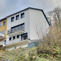 Einziehen und wohlfühlen – modernisiertes Reihenendhaus mit tollem Fernblick!