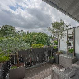 Modernes 2-Zimmer-Zuhause aus 2015: Helles Wohnen, privater Eingang, Balkon & sofort bezugsfertig