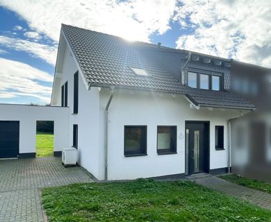 Moderne Doppelhaushälfte mit Garten in ruhiger Lage von Windeck! Neubau mit viel Potential!