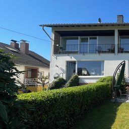 2 auf einen Streich: Vielseitig nutzbares Doppelhaus, 1 Hälfte vermietet – je mit Garten  und  Garage