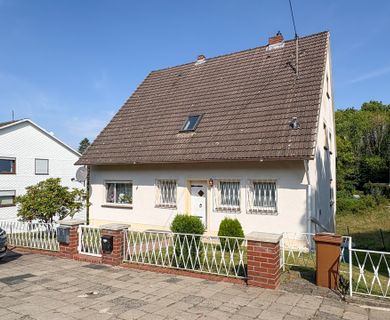 Teilvermietetes Zweifamilienhaus in guter, zentraler Wohnlage von Hamm a.d. Sieg (Rlp)!