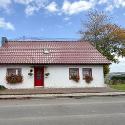 Charmantes EFH in familienfreundlicher Ortschaft – Mit tollem Fernblick – sep. Bauplatz möglich!