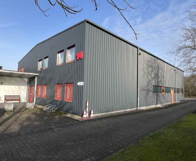 Zwei Montagehallen mit Büro- und Sozialtrakt im Rheinberger Gewerbegebiet