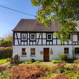 Zweifamilienhaus mit vermieteter EG-Wohnung auf großem Grundstück nahe Flammersfeld!
