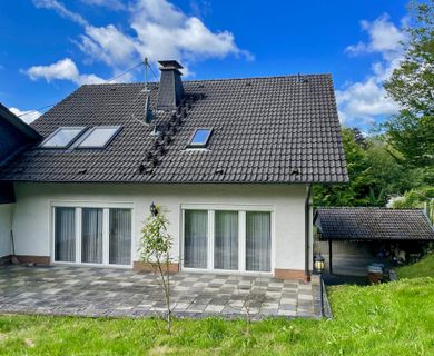 Leerstehendes Einfamilienhaus, einseitig angebaut, mit Doppelcarport und Garten!