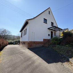 Gemütliches, teilrenoviertes Einfamilienhaus mit großem Grundstück und Garage!