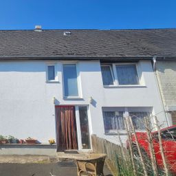 Solide Doppelhaushälfte mit mediterranem Gartenflair 
in zentraler Lage!