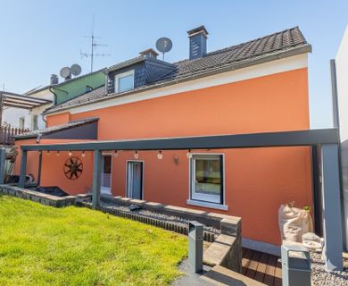 Modernes freistehendes Ein-/ Zweifamilienhaus mit schönem Garten in zentraler Lage