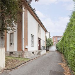 Mit Erbpacht: Zweifamilienhaus mit zwei Eingängen sowie tollem Garten und Garage in beliebter Lage