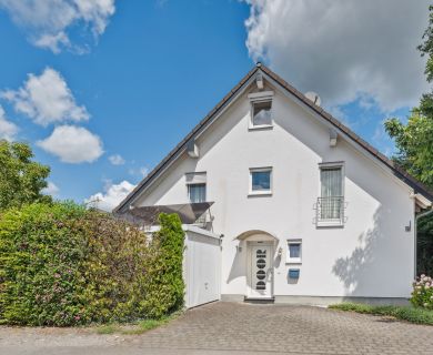 Modernes Einfamilienhaus mit Garage und Kamin in zentraler Lage von Siegburg