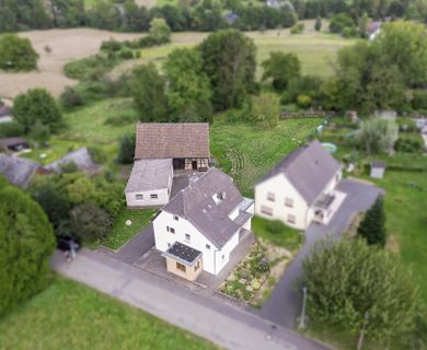 Geräumiges Einfamilienhaus mit großem Garten und zusätzlichem Grünland in Oberscheuren