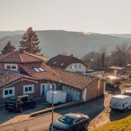 Exklusives Wohnerlebnis: Traumhaftes Einfamilienhaus mit zwei Einliegerwohnungen, Weitblick & Baupotenzial!