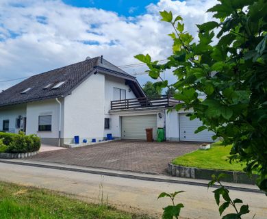 Top-gepflegter Bungalow mit Ausbaureserve und 3 Garagen in ruhiger Ortsrandlage!