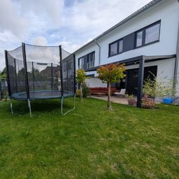 Traumhaftes Einfamilienhaus mit Einbauküche in einer gewachsenen Neubauanlage – frisch renoviert