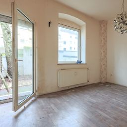 Entkernte Erdgeschoss-Wohnung mit eigenem Garten