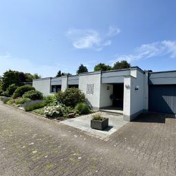 Großzügiger Bungalow mit Einliegerwohnung und traumhaftem Garten in Resse!