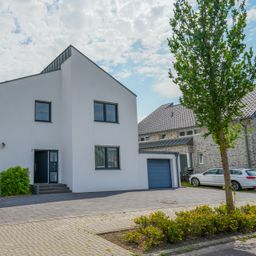 Erdgeschoss-Wohnung mit Garten und Garage