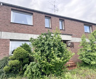 Für die kleine Familie im großen Haus – mit Garten, Pool und 2 Garagen / Köln-Heimersdorf