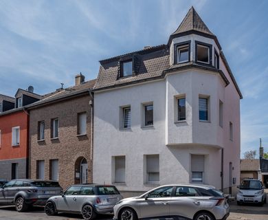 Solides Zweifamilienhaus, perfekt geschnitten, mit Balkon, Terrasse und 217 m² Wohnfläche