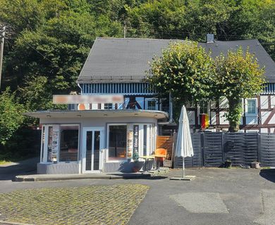 Historisches Zweifamilienhaus mit Gewerbeeinheit im Stadtzentrum – voll vermietet!