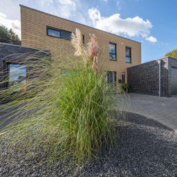 Modernes Einfamilienhaus mit Einliegerwohnung in idyllischer Feldrandlage, Garten und Südterrasse