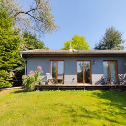 Kleiner Bungalow als Ferienhaus oder dauerhafter Wohnsitz mit unverbaubarem Blick ins Grüne!