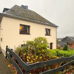 Aufwändig saniertes Ein-/Zweifamilienhaus 
mit Garten in ruhiger Höhenlage!