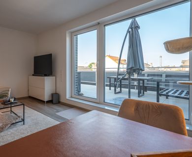Wohnen mit Freiraum: Offener Wohnbereich und sonnige Dachterrasse – Komfort und Lifestyle im 1. OG