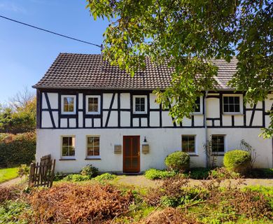 Zweifamilienhaus mit vermieteter EG-Wohnung auf großem Grundstück nahe Flammersfeld!