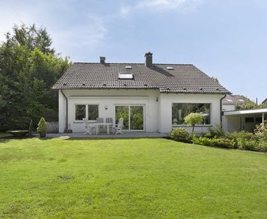 Freistehendes Einfamilienhaus mit Garage auf großem Grundstück in Ratingen-Ost