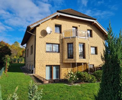 Repräsentatives, verklinkertes Landhaus mit ELW in bevorzugter Wohnlage von Straßenhaus zu verkaufen!