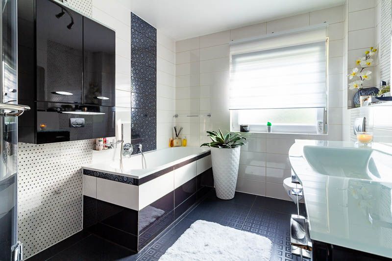 Modernes Tageslichtbad mit stilvollen Kontrasten – Entspannung in eleganter Atmosphäre.