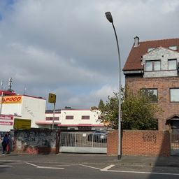 Einzigartiges Mehrfamilienhaus mit Halle und Garage  grenzenlose Möglichkeiten für Wohnen  und  Gewerbe