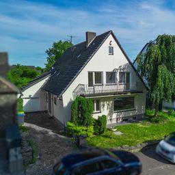 Großzügiges Einfamilienhaus in Köln mit Rheinblick, Gartenidylle und Entwicklungspotential