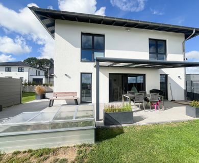 Modernes Einfamilienhaus (KfW-Effizienzhaus 40+) mit Garten, Aussicht und nachhaltiger Haustechnik