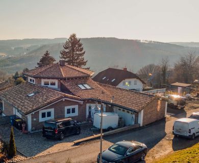 Exklusives Wohnerlebnis: Traumhaftes Einfamilienhaus mit zwei Einliegerwohnungen, Weitblick & Baupotenzial!